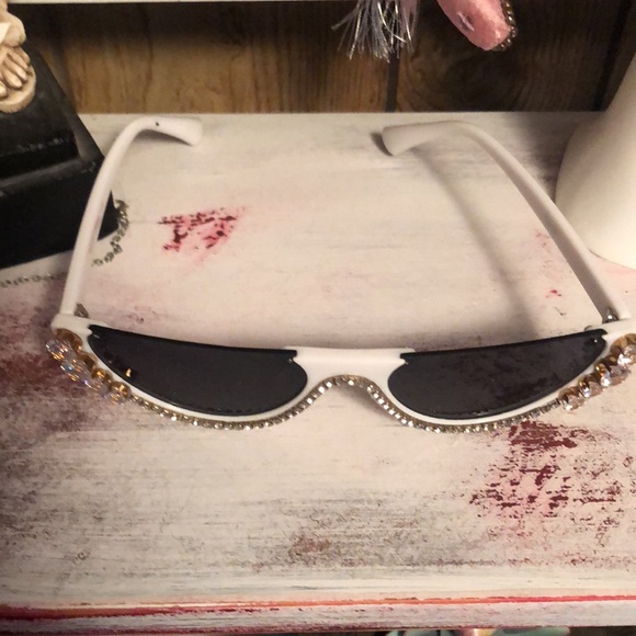 White Rhinestones UV400 Protection Women’s Sunglasses 🕶️ - Picture 3 of 17